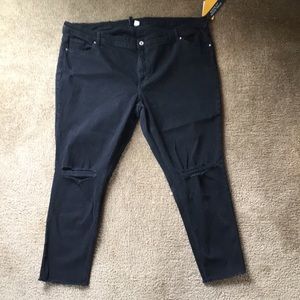 NWT Distressed skinny jeans
